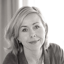 Maria Enberg är utbildad under 4 år till diplomerad och auktoriserad samtalsterapeut vid HumaNova. Hon fortbildar sig regelbundet.
